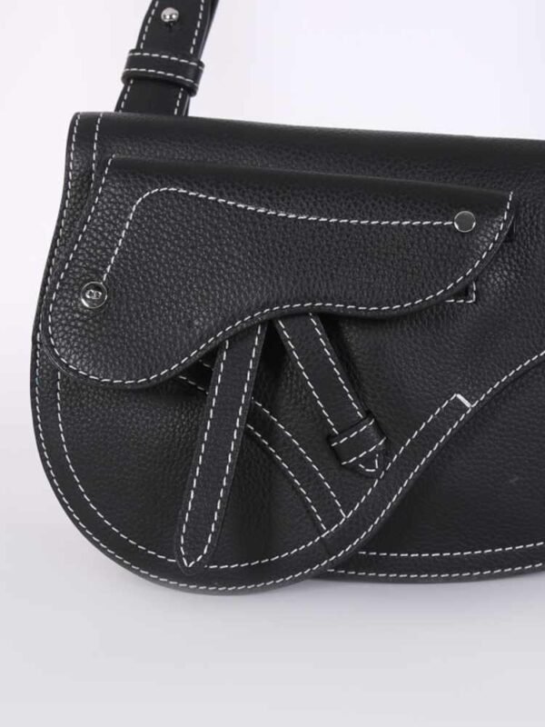 00705260730582 SAC DIOR X KAWS SADDLE CALFKIN MEN CROSSBODY EN NOIR