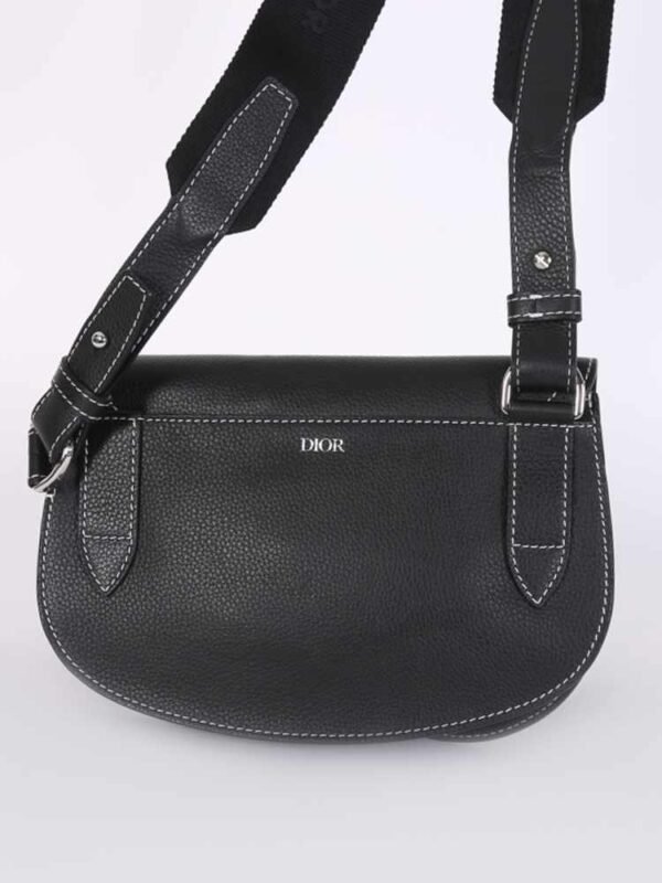 00705260730585 SAC DIOR X KAWS SADDLE CALFKIN MEN CROSSBODY EN NOIR