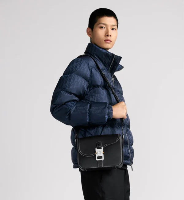 LOOK_H_25_1_LOOK_182_E19 SAC MESSENGER DIOR A RABAT SADDLE SMALL EN CUIR DE VEAU GRAINE NOIR