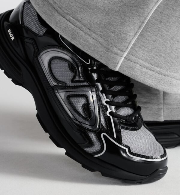 LOOK_H_25_1_LOOK_325_E24 SNEAKER DIOR B30 COUNTDOWN EN TISSU TECHNIQUE NOIR AVEC UNE FINITION BRILLANTE