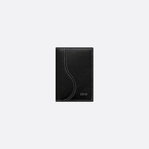 2ADCH169YKKH00N_E01 PORTE-CARTES VERTICAL A DEUX VOLETS SADDLE EN CUIR DE VEAU GRAINE NOIR